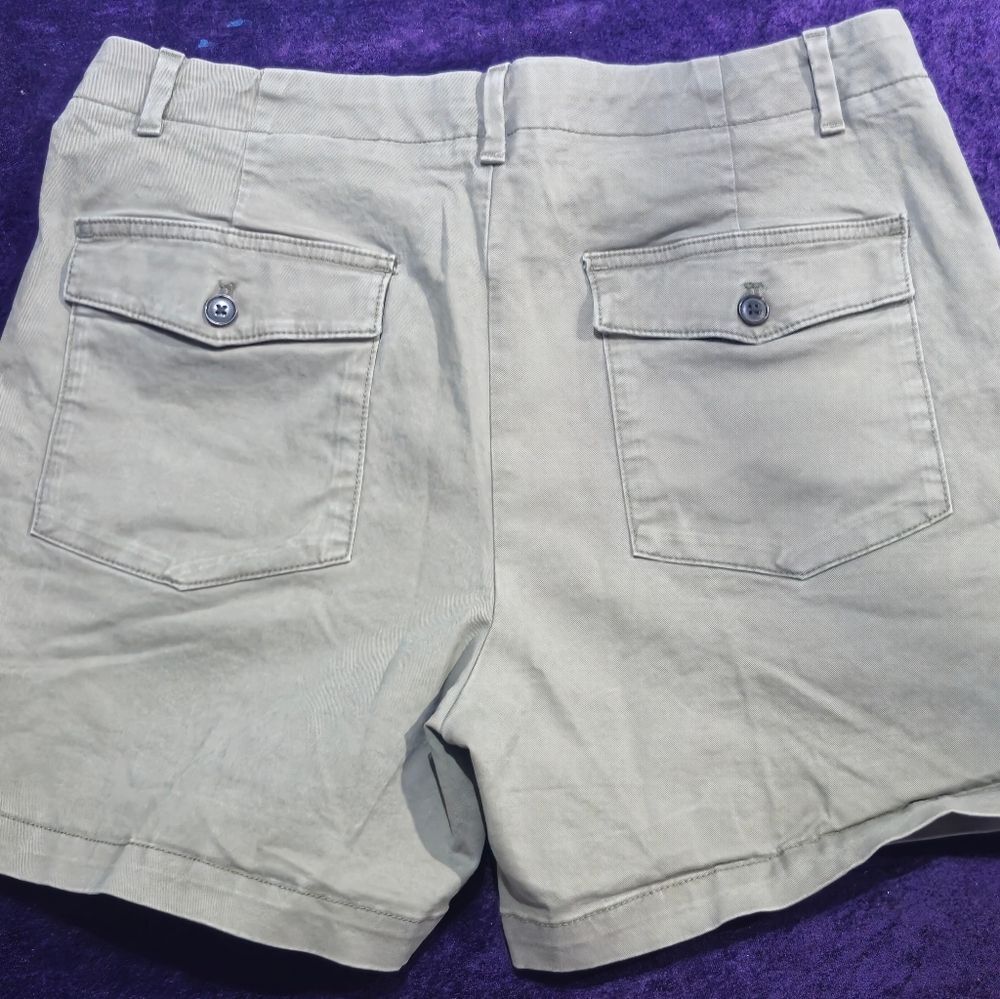 Banana Republic Authentic Chino Khaki Utility Patch Pocket Shorts Size 12 - Picture 3 of 3